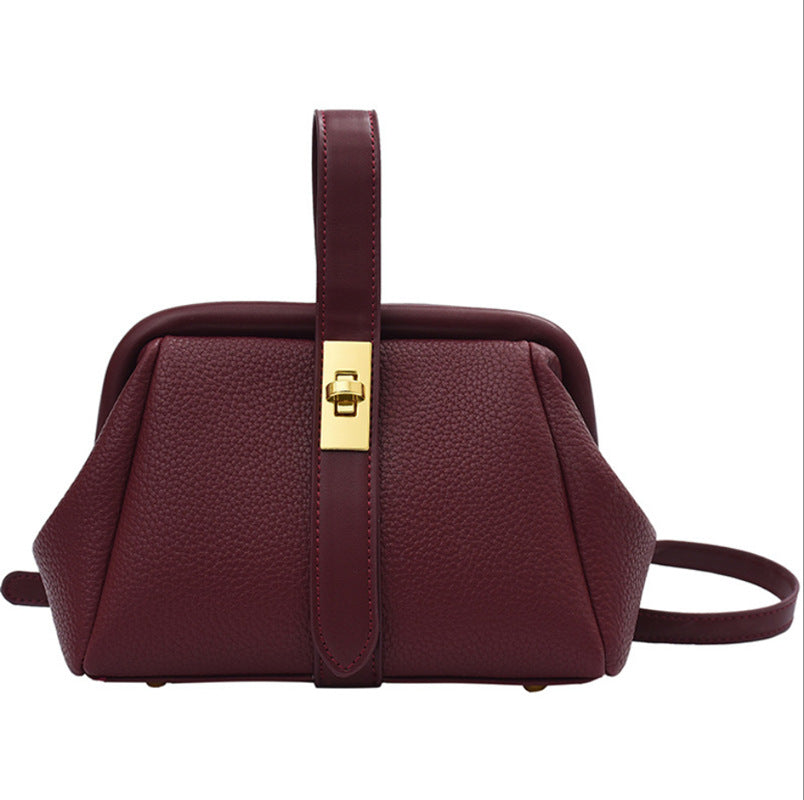 Shoulder Bag Is Fashionable And Stylish